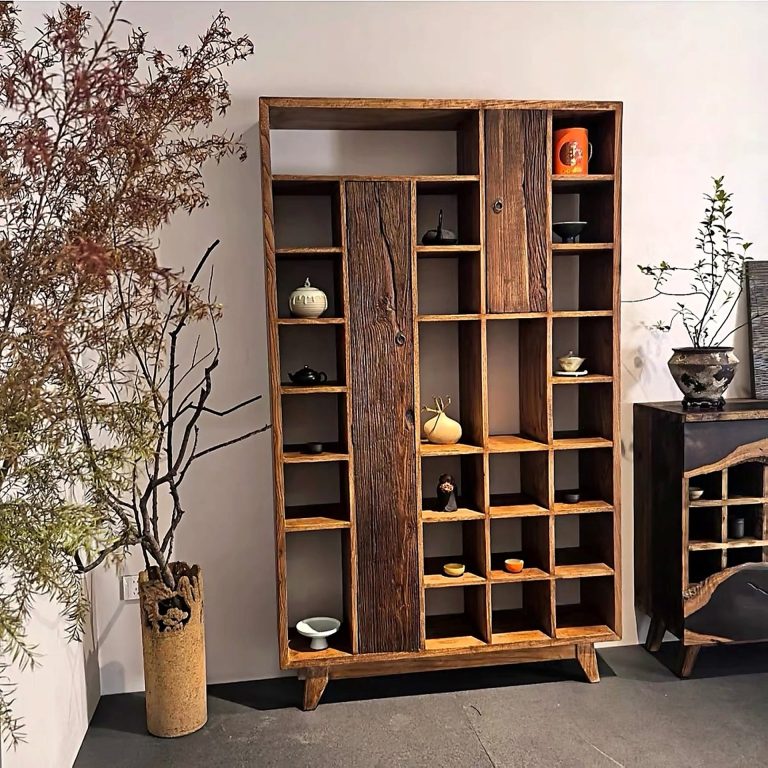 Kệ trưng bày cổ bằng gỗ nguyên khối với nhiều ngăn chứa đồ
